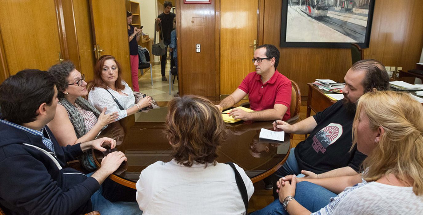 Reunión  trabajadoras de la plantilla de Extel con el consejero de Servicios Públicos, Alberto Cubero. Foto: AZ