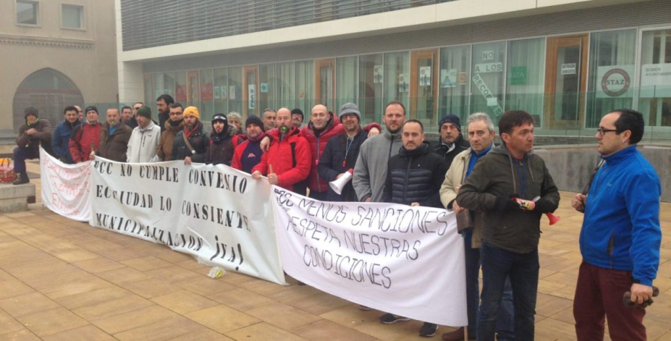 Cubero con trabajadores alcantarillado