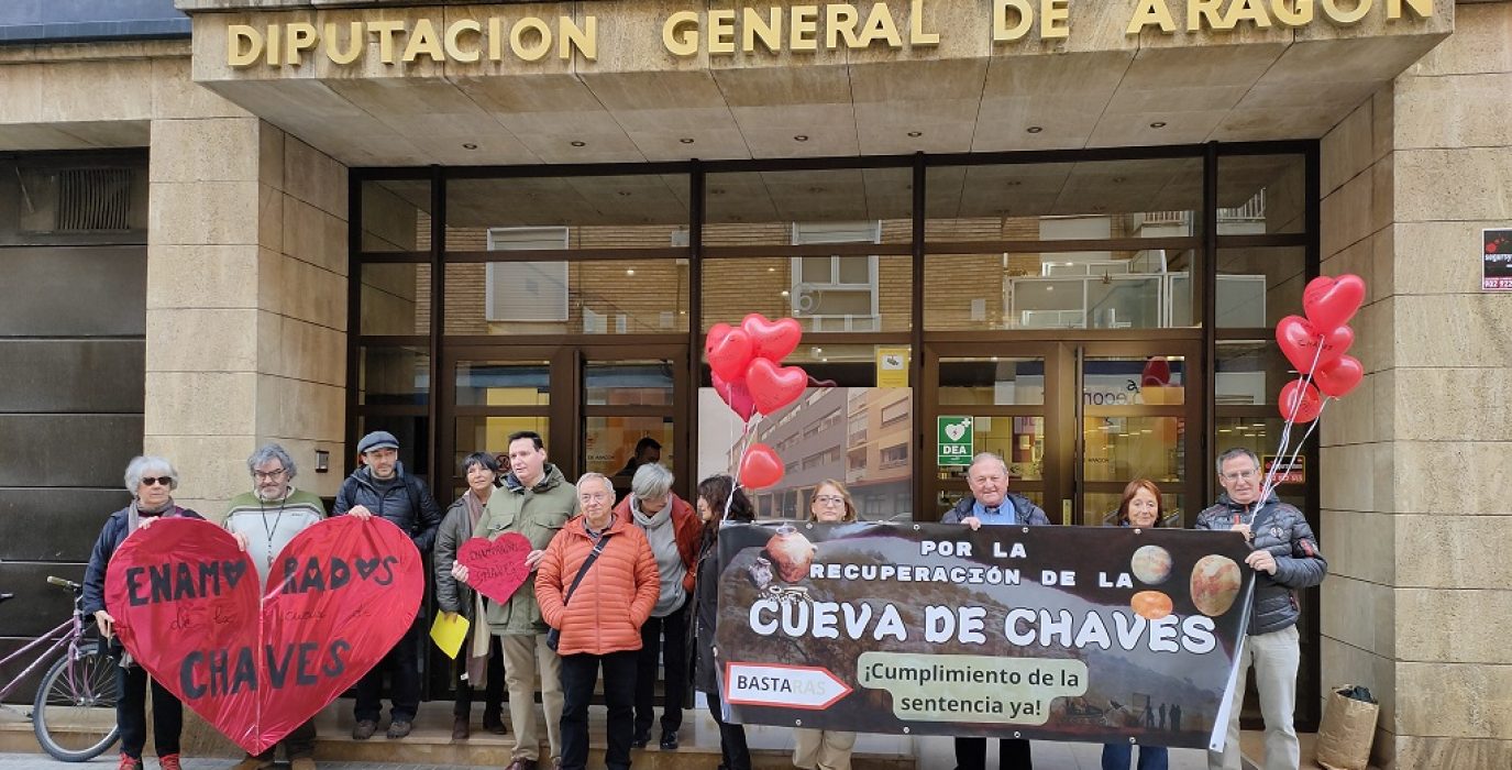 Concentración en Uesca: “Amor por el patrimonio” en defensa de la cueva de Chaves