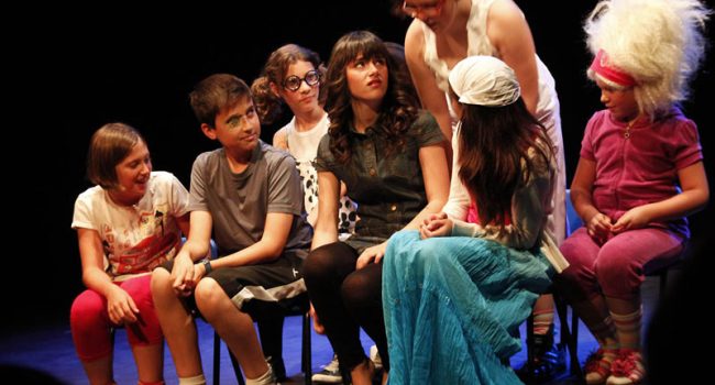 Alumnas y alumnos de los cursos de teatro de Arbolé.