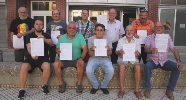 Integrantes del Círculo Republicano Manolín Abad con las alegaciones presentadas | Foto: CRMAHU