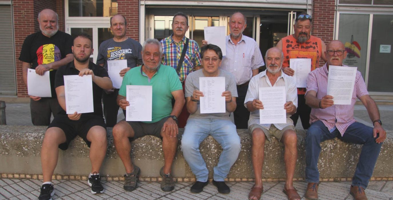 Integrantes del Círculo Republicano Manolín Abad con las alegaciones presentadas | Foto: CRMAHU