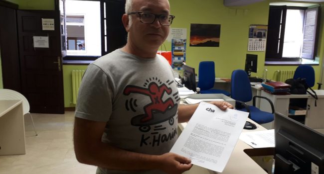 David Félez entregando el escrito
