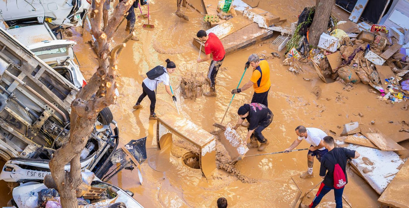 Un grupo de voluntarios trabaja en el barrio Parc Alcosa de Alfafar (Horta Sud), un de los municipios más afectados por la DANA | Foto: Ona Cano (DIRECTA)