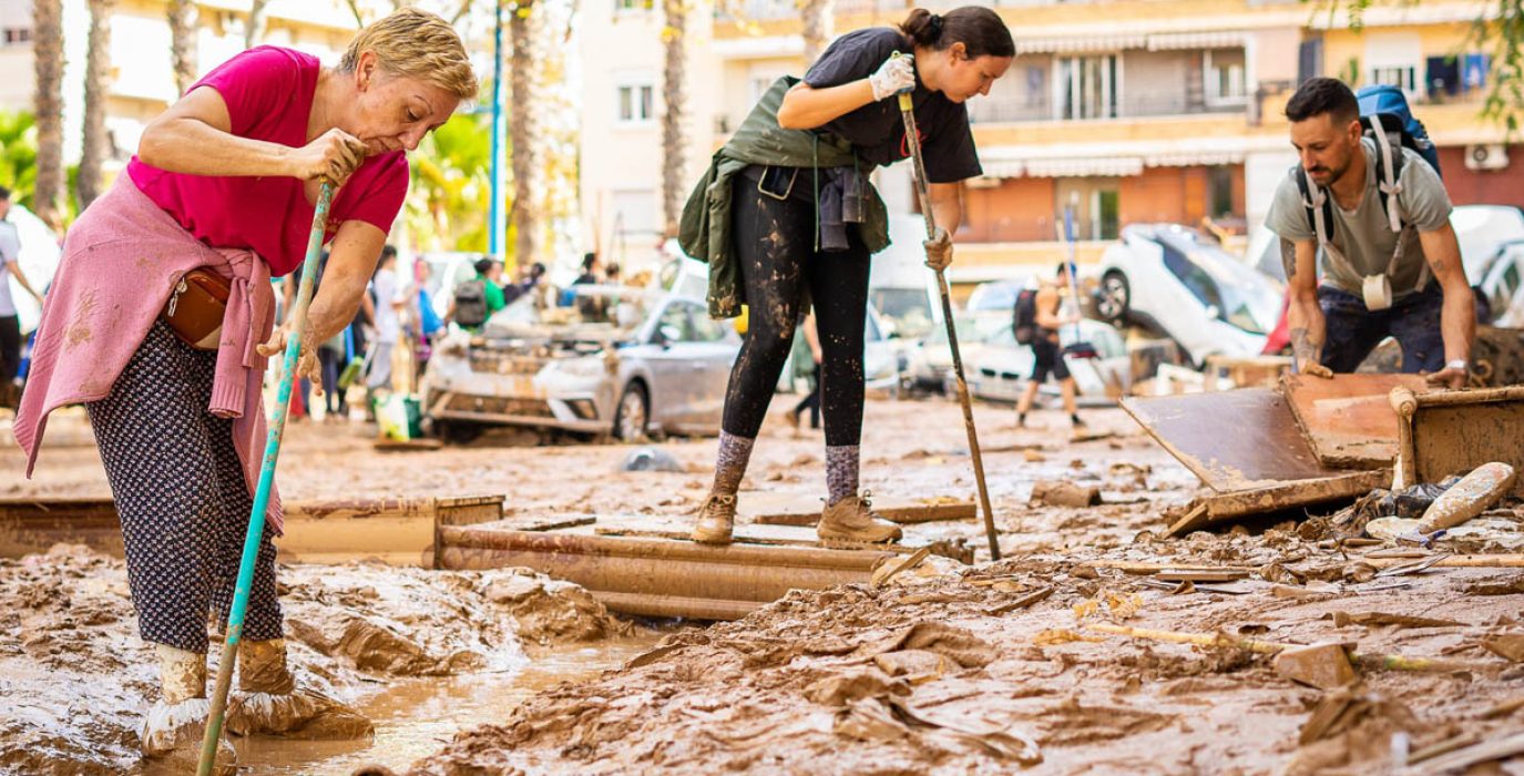 Voluntarias retiran el fango en el barrio Parc Alcosa de Alfalfar | Foto: Ona Cano (La Directa)