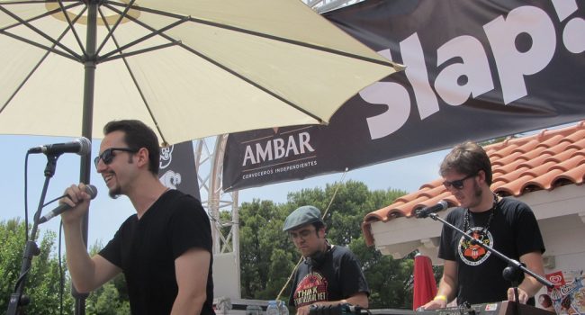 Darrell Brown durante su actuación en Slap! 2015.