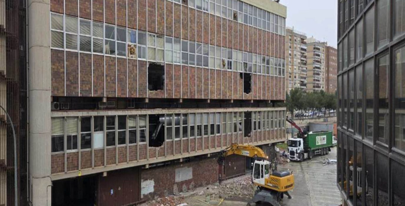 Obras de derribo en el edificio de Correos en Zaragoza | Foto: Apudepa