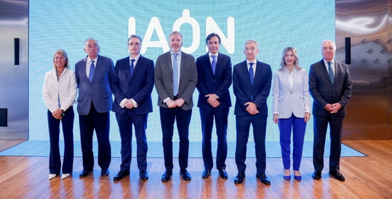 El presidente Azcón y la vicepresidenta Vaquero acompañando a oligarcas de Microsoft e Ibercaja en la presentación de un proyecto de IA | Foto: Gobierno de Aragón