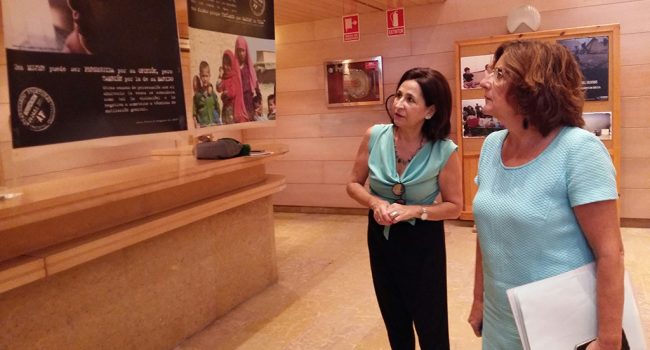 María Victoria Broto y Teresa Sevillano contemplan algunas fotografías de las exposiciones sobre personas refugiadas. Foto: DGA