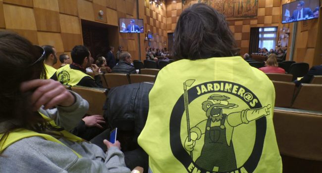 Jardineros en el pleno municipal antes de ser expulsados por el alcalde.