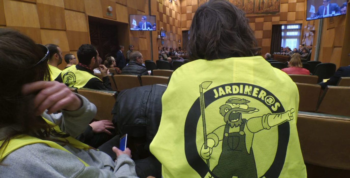 Jardineros en el pleno municipal antes de ser expulsados por el alcalde.