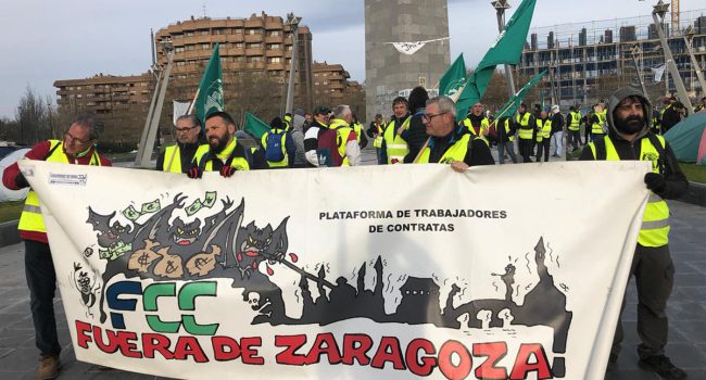 Los jardineros se preparan para salir en manifestación desde la acampada de plaza Europa.