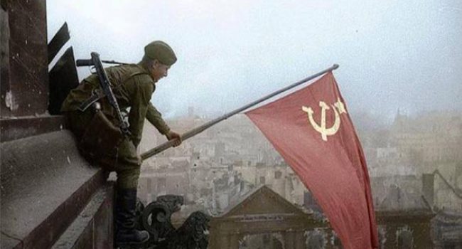 Bandera soviética en Berlín.