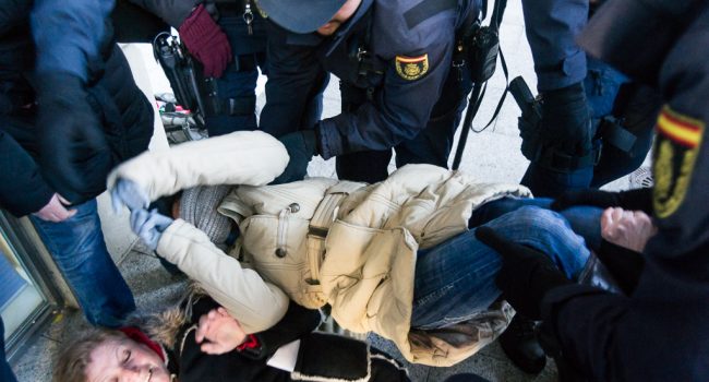 Momento del desalojo de la oficina de Caja España-Duero. Foto: Pablo Ibañez [Arainfo]