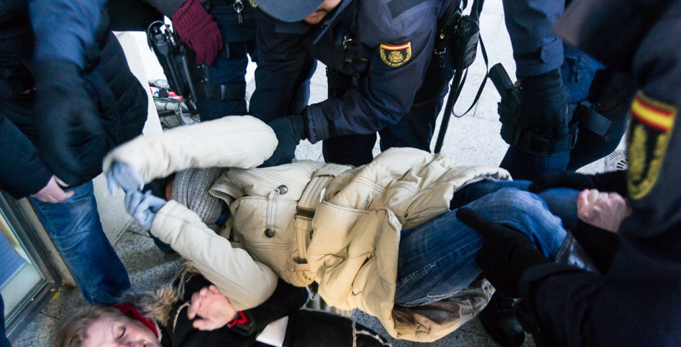 Momento del desalojo de la oficina de Caja España-Duero. Foto: Pablo Ibañez [Arainfo]