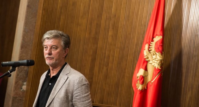 Pedro Santisteve en la comparecencia que explicaba el convenio propuesto a las entidades bancarias. Foto: Pablo Ibáñez (AraInfo).