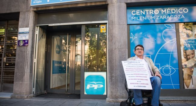 Antonio Aramayona ante la sede del Partido Popular. Foto: Pablo Ibáñez (AraInfo).