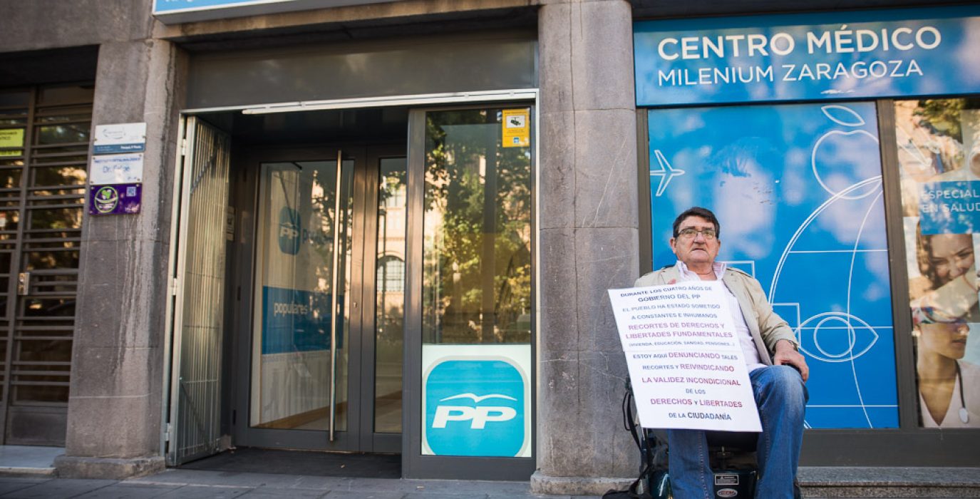 Antonio Aramayona ante la sede del Partido Popular. Foto: Pablo Ibáñez (AraInfo).