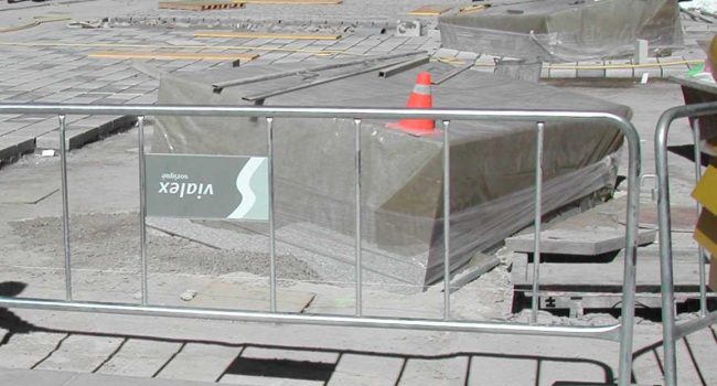 Imagen de los dos prismas de granito, todavía cubiertos por plástico.