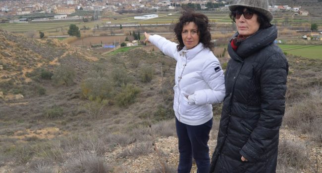 Pilar Rodríguez, presidenta de la vecinal, señalando la distancia del barrio a la EDAR de Casp.