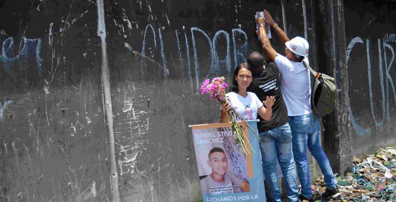 dos personas denunciando la muerte de una persona en Colombia para ilustrar esta noticia sobre hoguera diystro