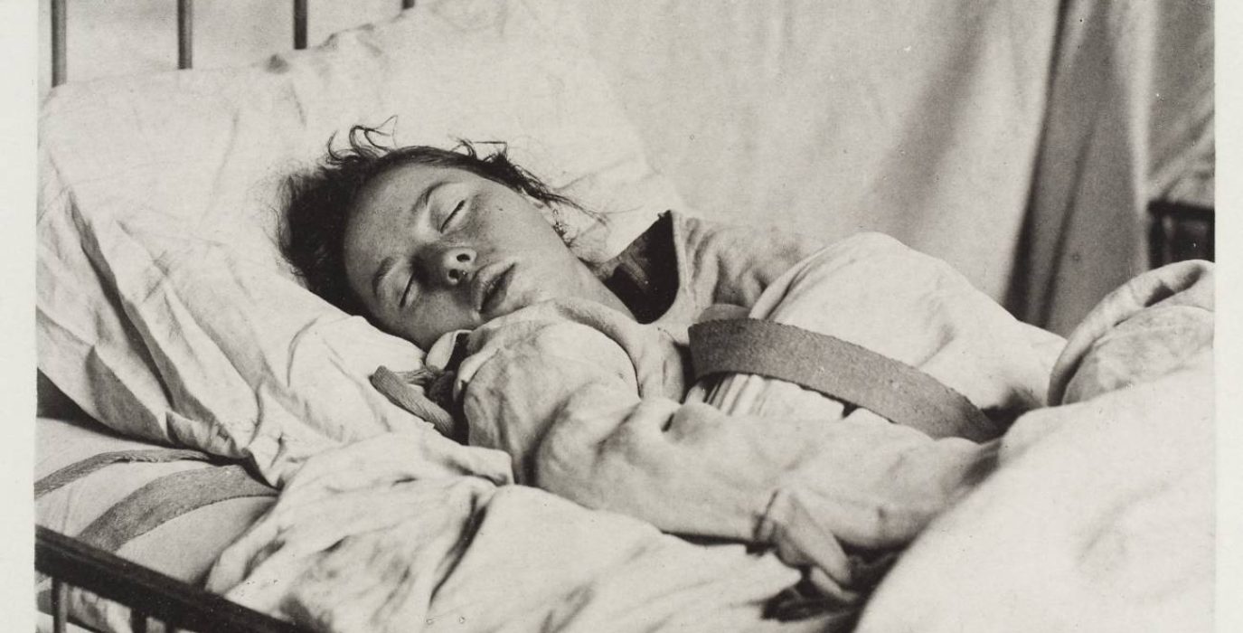una mujer en una cama como ejemplo de estas enfermedades