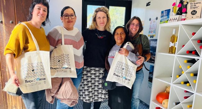 De izquierda a derecha María Gil de Justicia Alimentaria, Cecilia Alfaro de FedeCoopades, Rosa Avellanet de Borda Matías, Juanita García de FedeCoopades y Marta Martínez de Justicia Alimentaria en la agrotienda