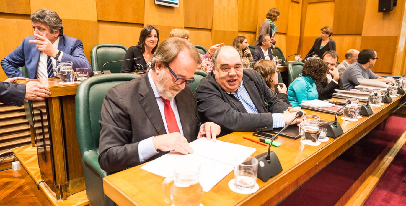 La bancada del PSOE en el Pleno del Ayuntamiento de Zaragoza. Foto: Pablo Ibáñez (AraInfo).