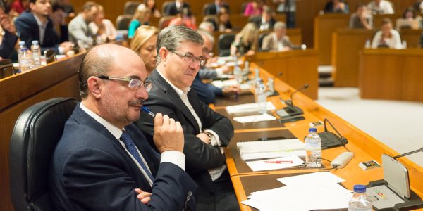 El presidente del Gobierno de Aragón, Javier Lambán y el consejero de Presidencia, Vicente Guillén, en una sesión en la Cortes. Foto: Pablo Ibáñez (AraInfo)