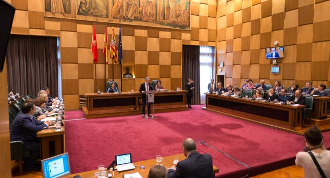 Pedro Santisteve durante el discurso en el debate sobre el Estado de Zaragoza. Foto: Pablo Ibáñez (AraInfo).