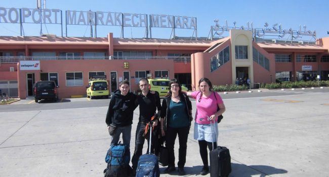 La Delegación Aragón-Sáhara a su llegada al aeropuerto de Marrakech.