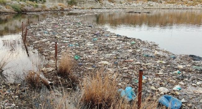 Los lixiviados superan el límite de la balsa estanca (valla metálica) y desbordan a zonas sin la protección exigida en el Real Decreto 646/2020 y las directivas europeas de vertederos | Foto: ANSAR