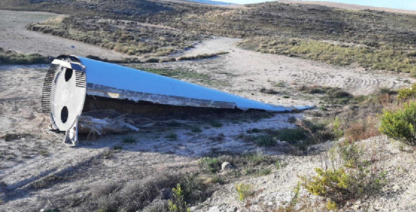 Denuncian vertidos contaminantes y chatarra abandonada de parques eólicos