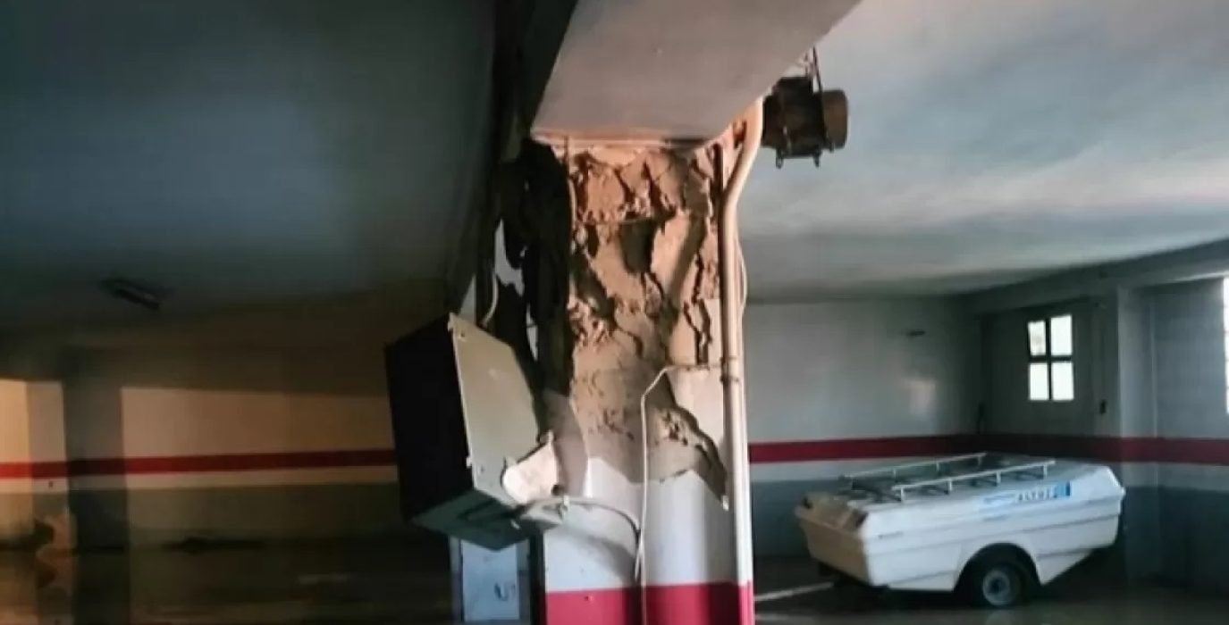 Foto de uno de los pilares del garaje del edificio, tomada poco antes del derrumbe por la policía.