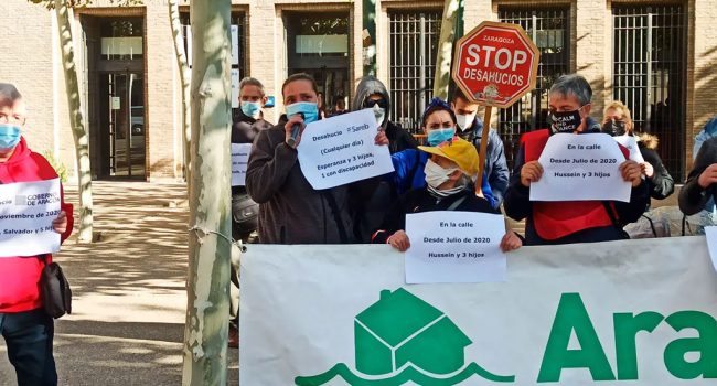 Protesta de 'Aragón sin desahucios' frente a la sede de la DGA. Foto: @AragonVivienda