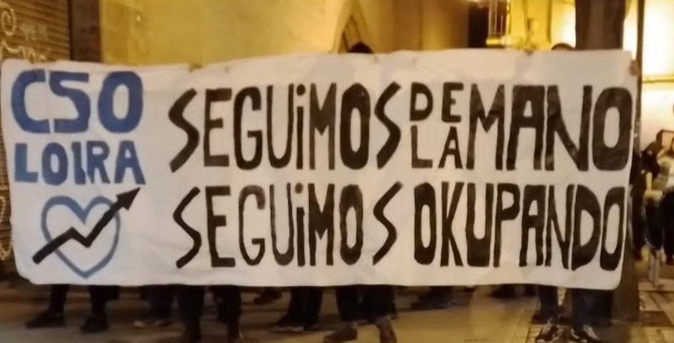 "Seguimos de la mano, seguimos okupando". Pancarta de cabecera de la manifestación contra el desalojo del CSO Loira | Foto: AraInfo