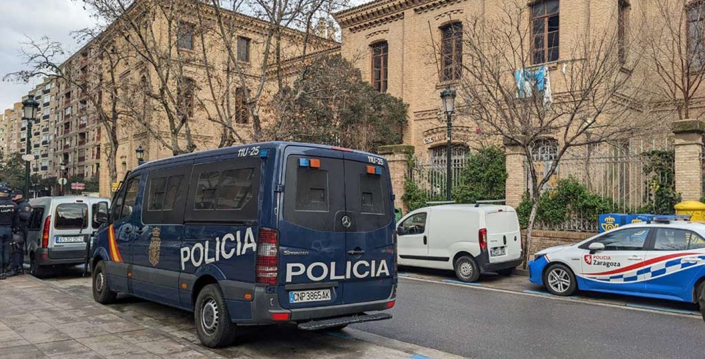 Edificio del CSC Luis Buñuel de Zaragoza sitiado por policias