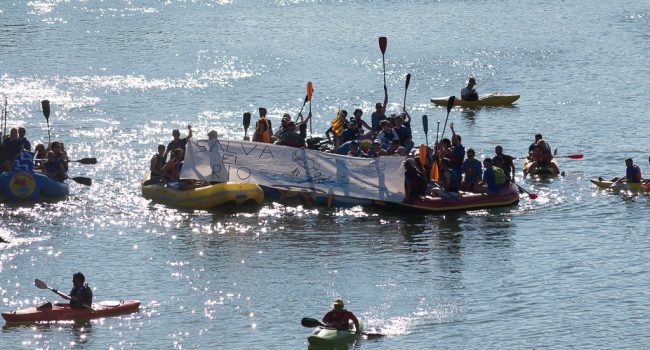Acto en defensa de la Galliguera celebrado en el Ebro a su paso por Zaragoza. Foto: Pablo Ibáñez (AraInfo)
