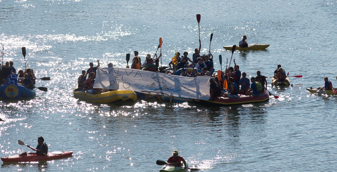 Acto en defensa de la Galliguera celebrado en el Ebro a su paso por Zaragoza. Foto: Pablo Ibáñez (AraInfo)