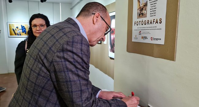 El consejero ha visitado la muestra, que se enmarca en el centenario de la Real Sociedad Fotográfica de Zaragoza