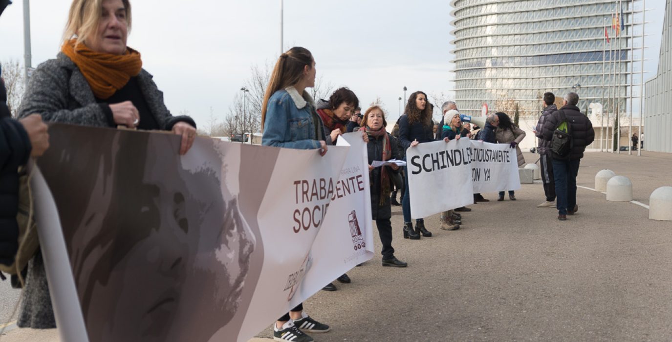 Protesta ante el Palacio de Congresos de la plantilla de Schindler. Foto: Pablo Ibáñez (AraInfo).