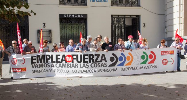 Este lunes, CCOO y UGT Aragón se concentraron, en la Plaza de España de Zaragoza, para reclamar mejoras.
