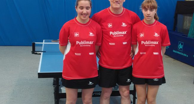 Diana Arangay y Myriam Pascualena, junto a su entrenador Paco Guerrero, jugadoras de Primera Nacional.