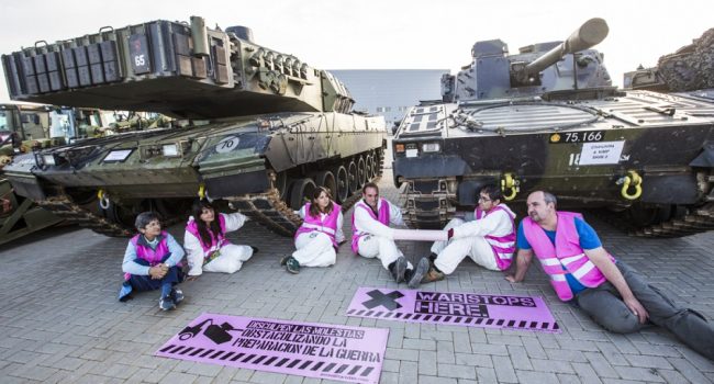 Un grupo de antimilitaristas protestaen el Puerto de Sagunto contra unos ejercicios militares organizados por la OTAN en 2015 | Foto: Eva Máñez