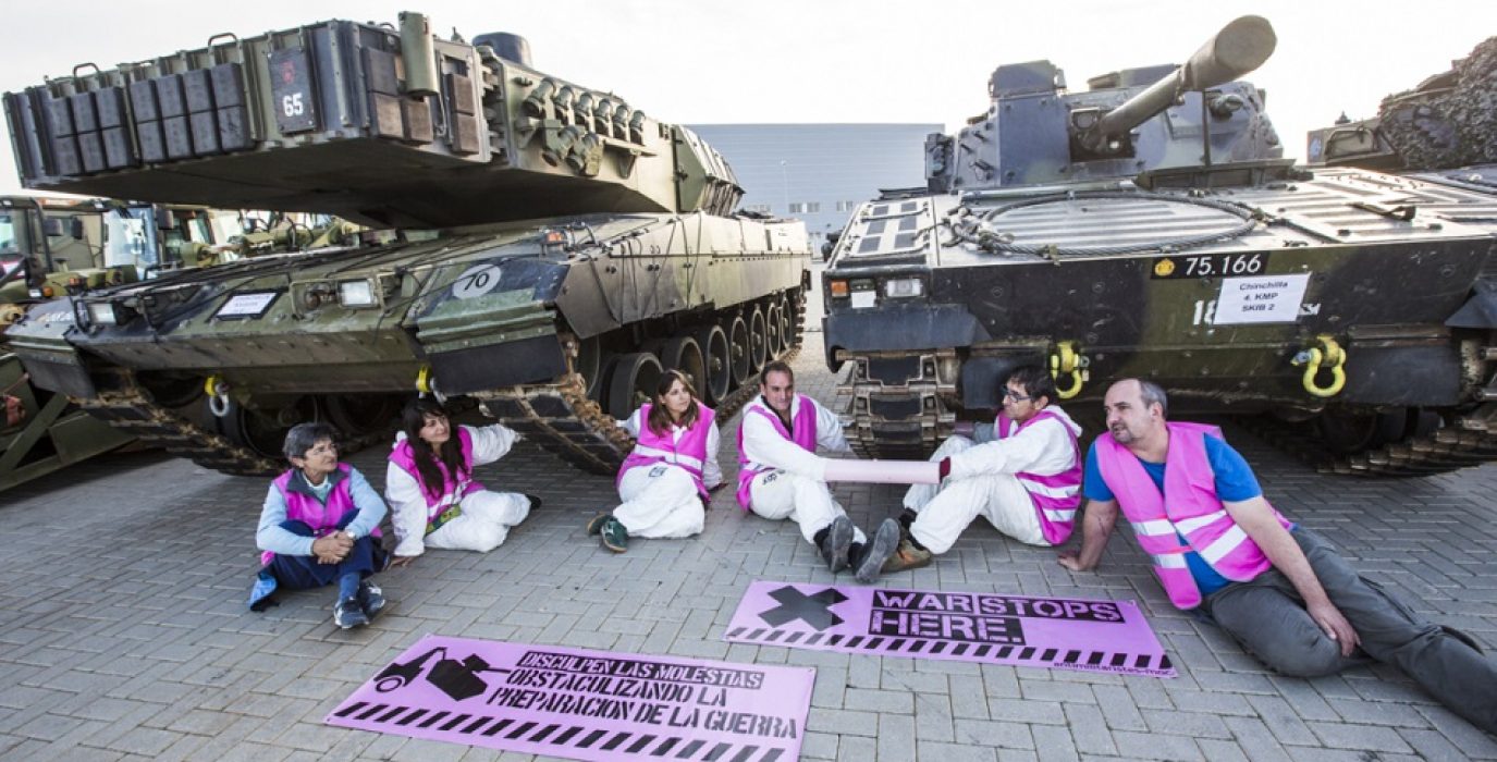 Un grupo de antimilitaristas protestaen el Puerto de Sagunto contra unos ejercicios militares organizados por la OTAN en 2015 | Foto: Eva Máñez
