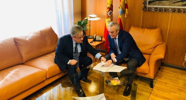 Dolado entrega el Informe a Sada. Foto: Chusticia d'Aragón