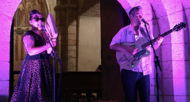 Dos artistas cantando en el Festival Doña