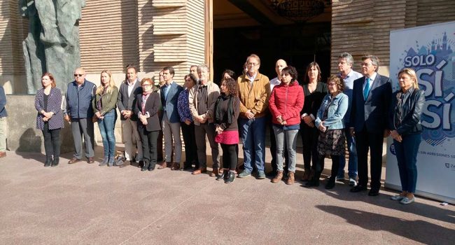 Concentración de la corporación municipal en repulsa de las agresiones machistas. Foto: AraInfo
