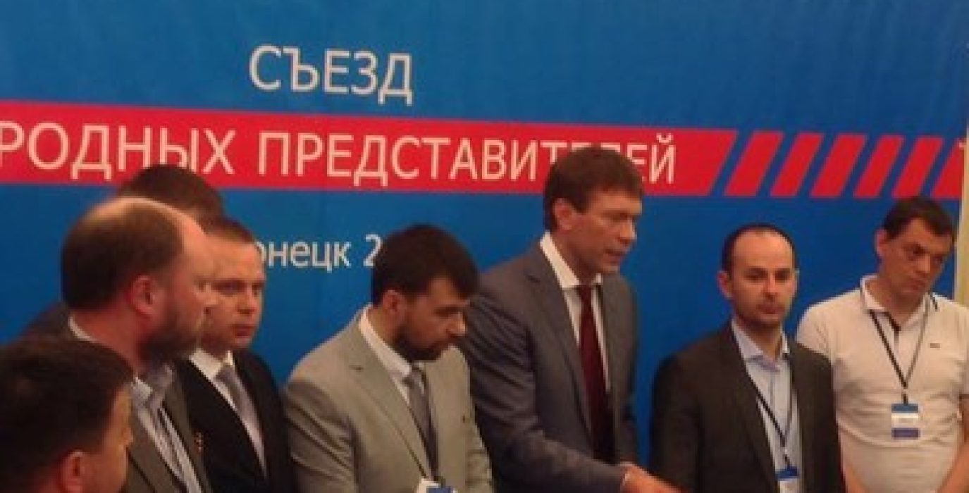 Durante un Congreso regional Lugansk y Donestk firmaron un acuerdo para la creación del nuevo Estado. Foto: Korrespondent.net