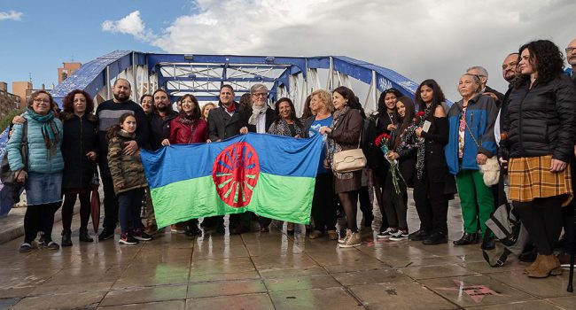 Santisteve y Dual Clavería junto a representantes municipales y del Pueblo gitano en el homenaje en Zaragoza. Foto: Daniel Marcos (AZ)
